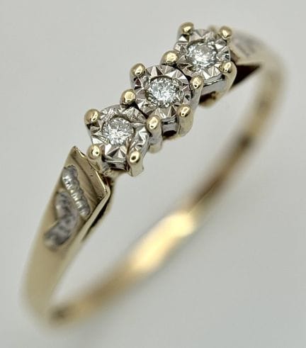 A 9K YELLOW GOLD, DIAMOND SET, 3 STONE RING. WITH 