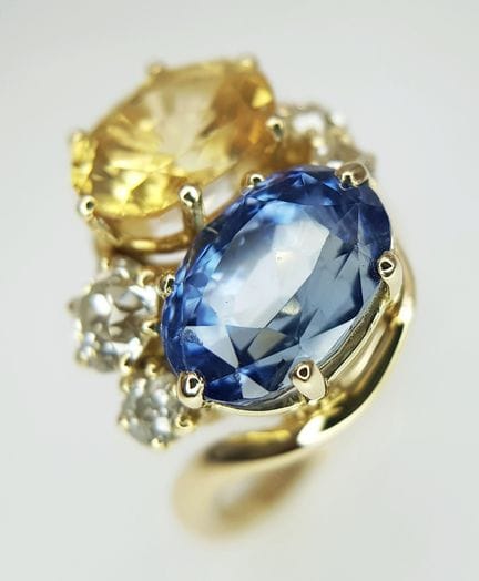 Un anello da cocktail di grande effetto in oro gia