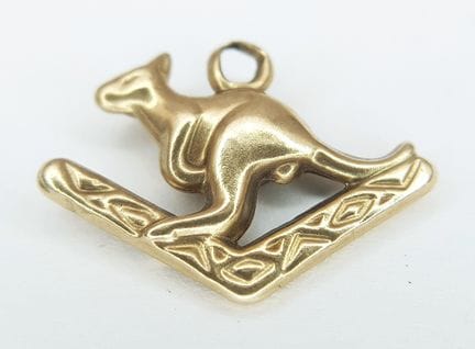 A 9K YELLOW GOLD, AUSTRALIAN, KANGAROO ON A BOOMER