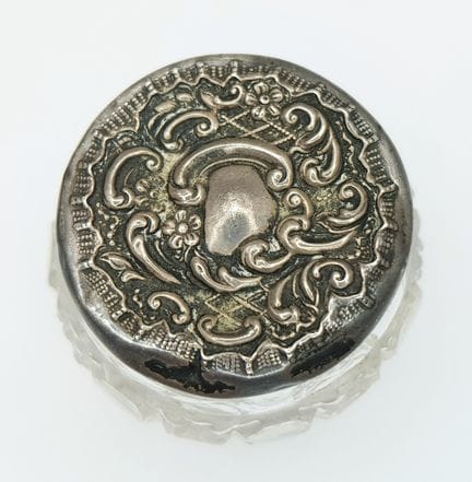 一件古董刻花玻璃小盐罐/药膏罐。带有1912年伯明翰的印记。