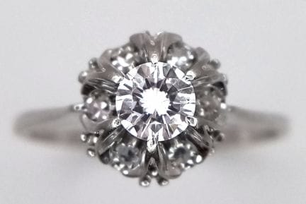 Anello a grappolo di diamanti in oro bianco 18 car