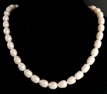 Un bonito collar de perlas de agua dulce de forma 