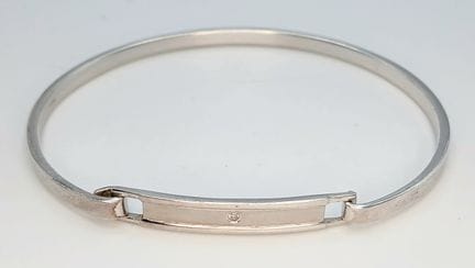 Un delizioso bracciale rigido con cerniera in arge