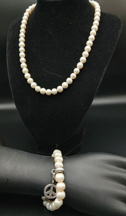 Un conjunto clásico de collar y pulsera de perlas 