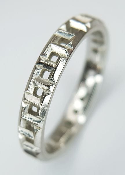 Un anillo de Tiffany &amp; Co. de oro blanco de 18