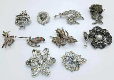 Una preciosa colección de nueve broches de estilo 