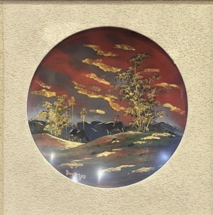 已下架——陈福缘作品《村庄》，29厘米，漆器。左侧有签名。陈福缘（1923–1993），越南漆艺家，