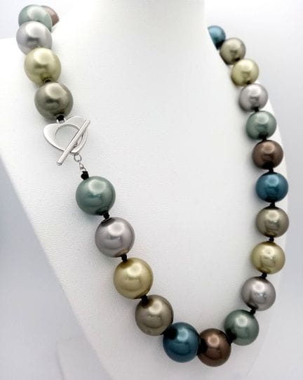 A Multi-Coloured South Sea Pearl Shell Necklace. 1
