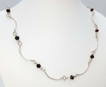 Un precioso collar de plata de ley con cuentas de 