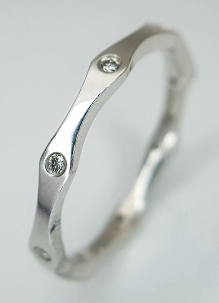 Anillo de oro blanco de 18 quilates con diamantes,