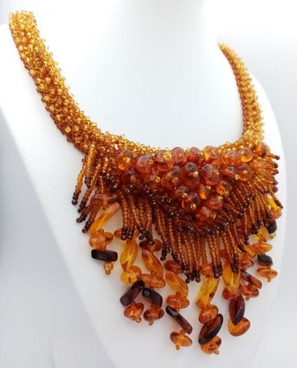 Un collar ornamentado de cuentas de ámbar. 40 cm.