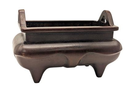 UN GRAN INCENSARIO RECTANGULAR DE BRONCE DE LA ÚLT