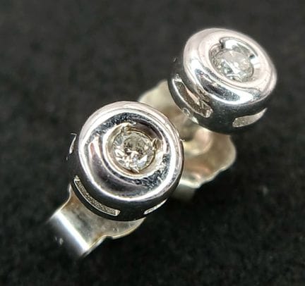 Un par de pendientes de botón de oro blanco de 9 q