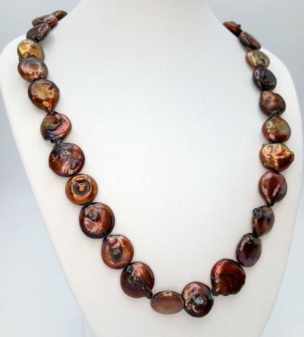 Un collier original composé de perles baroques d'e