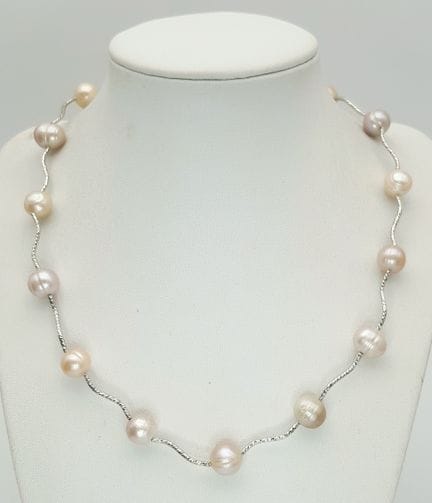 Una deliziosa parure di gioielli con perle d'acqua