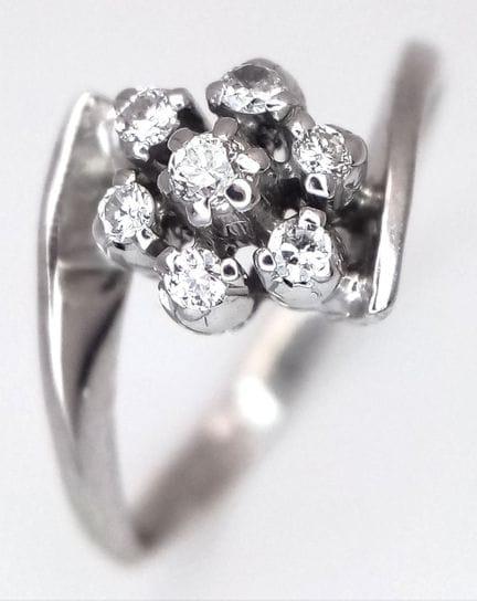 Anillo de oro blanco de 18 quilates con diseño ret