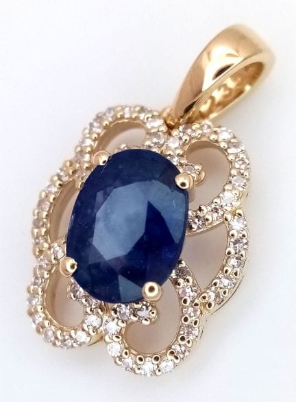 Un pendentif en or jaune 14 carats, orné d'un saph