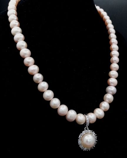 Un joli collier de perles d'eau douce rose pâle, o