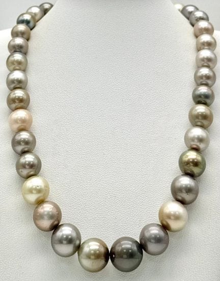 Un collar de perlas cultivadas multicolores de los