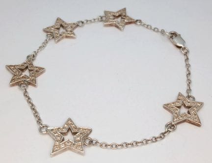 Una preciosa pulsera de plata de ley 925 con forma