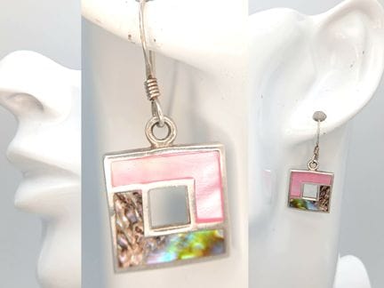 Une paire de boucles d'oreilles fantaisie en argen