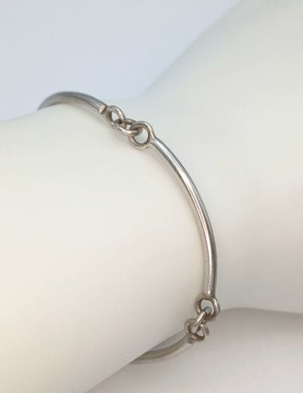 Una pulsera clásica de eslabones curvos de plata: 
