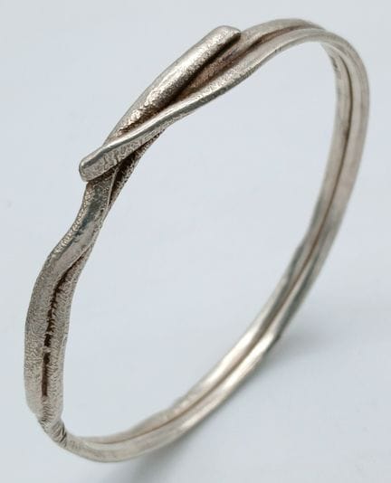 Un precioso brazalete de plata de ley 925 con text