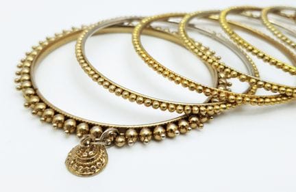 EINE AUSWAHL VON 8 GOLDFARBENEN ARMBÄNDERN. ASIATI