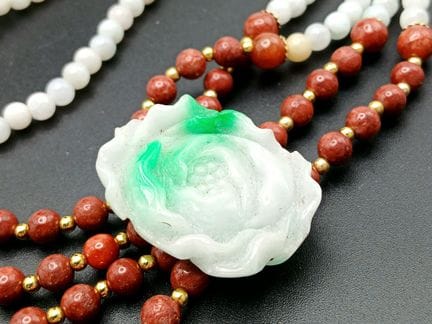 Un magnifique collier à plusieurs rangs composé de