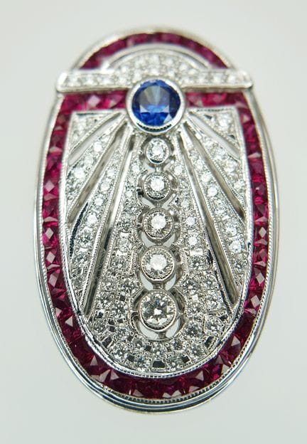 Une bague de cocktail en or blanc 18 carats aux mu
