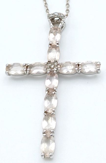 Ein 9K Gold-Kreuz-Anhänger mit weißen Edelsteinen 