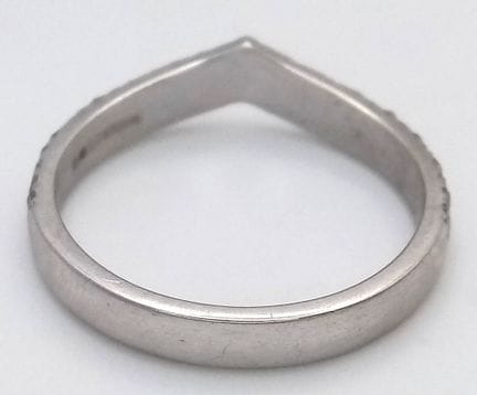 Bague Chevron en or blanc 9K avec 0.15ctw de diama