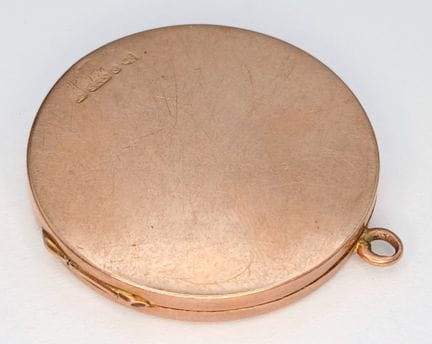 Un colgante medallón circular antiguo de oro de 9 