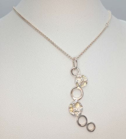 Un precioso collar con colgante de discos y círcul