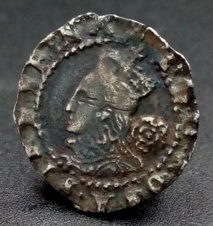 Una moneda de plata de tres farthings de Isabel I 