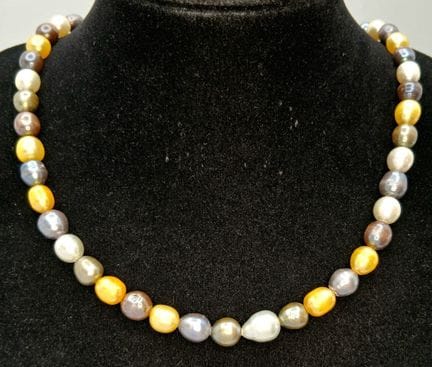 Un bonito collar de una sola vuelta de perlas de a