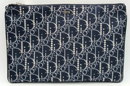 Un bolso de mano Dior de color azul marino estampa