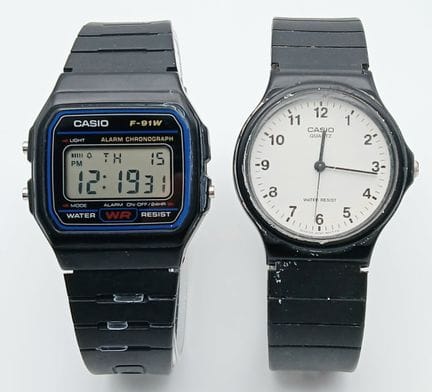 EIN PAAR CASIO-UHREN MIT SCHWARZEM KAUTSCHUKARMBAN