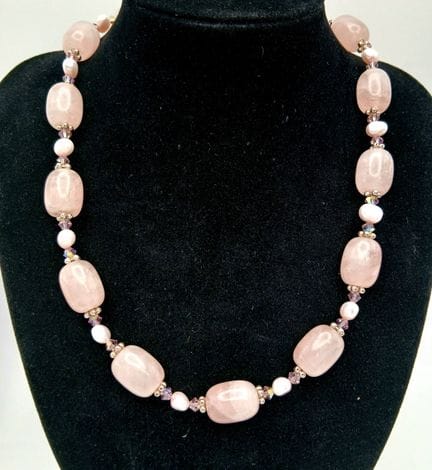 Un superbe collier composé de perles de quartz ros