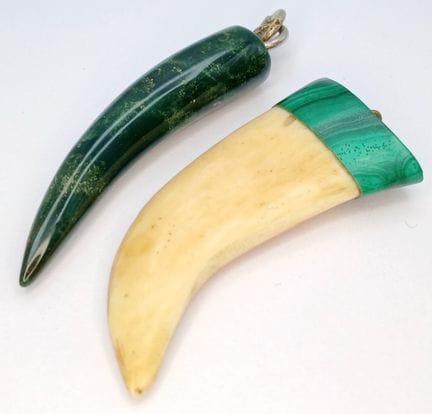 Un par de colgantes con forma de cuerno muy origin
