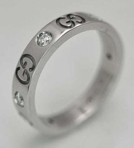 Anillo de Gucci de oro blanco de 18 quilates con d