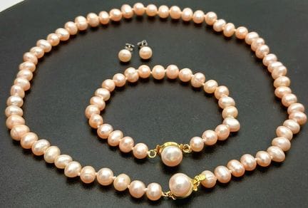 Un bonito conjunto de joyería compuesto por un col