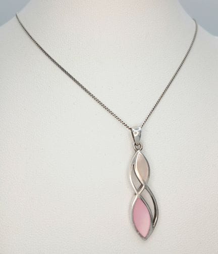 Un bonito collar con colgante de plata de ley 925 