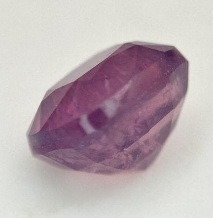 Saphir rose violacé de 1,56 ct, provenant du Cache