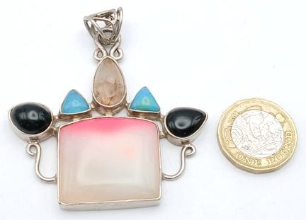 Ciondolo di agata multicolore in argento sterling.