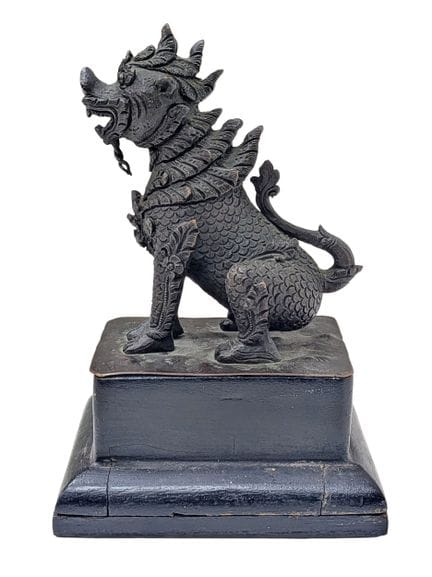 一件晚清时期（约1900年）的青铜麒麟兽模型。 雕像呈站立姿态，身躯带有鳞片纹饰，头部为龙首，置于传