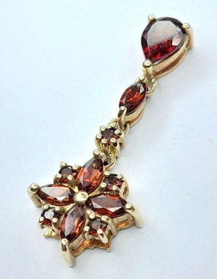 Colgante en forma de gota con diseño de racimo, de