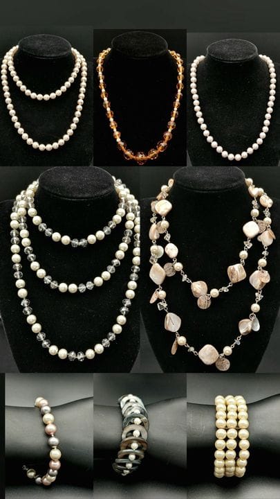 Una colección variada de collares y pulseras de pe