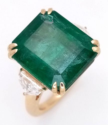 Un exquisito anillo de cóctel de oro amarillo de 1