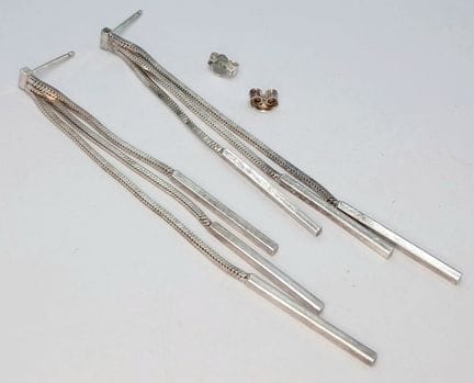 Unos elegantes pendientes colgantes de plata de le